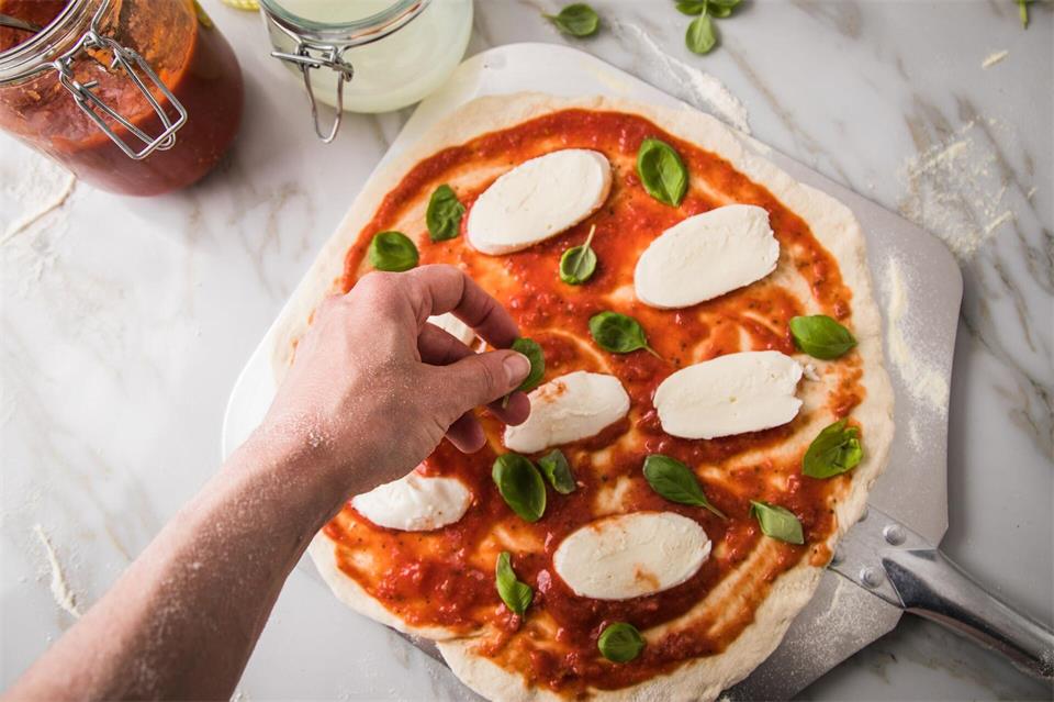 Bei einer selbstgemachten Pizza weiß man, was drin und drauf ist. Christin Klose/dpa-tmn