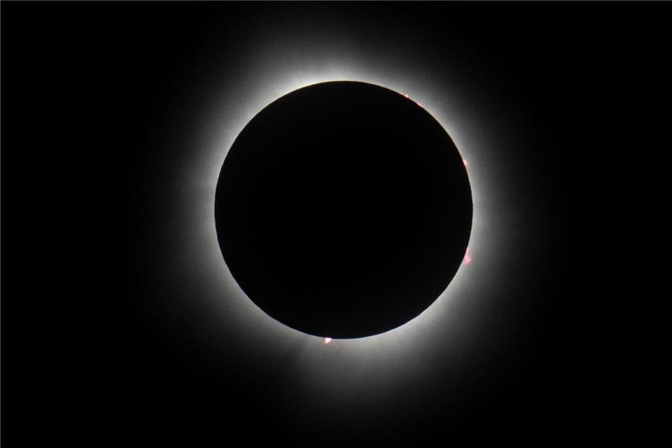 Bei einer totalen Sonnenfinsternis ist ein Strahlenkranz um die Sonne herum zu sehen. (Archivbild)Michael Conroy/AP/dpa