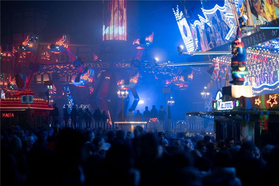 Bei einsetzender Dunkelheit besonders stimmungsvoll: Die Soester Allerheiligenkirmes geht los. Fabian Strauch/dpa