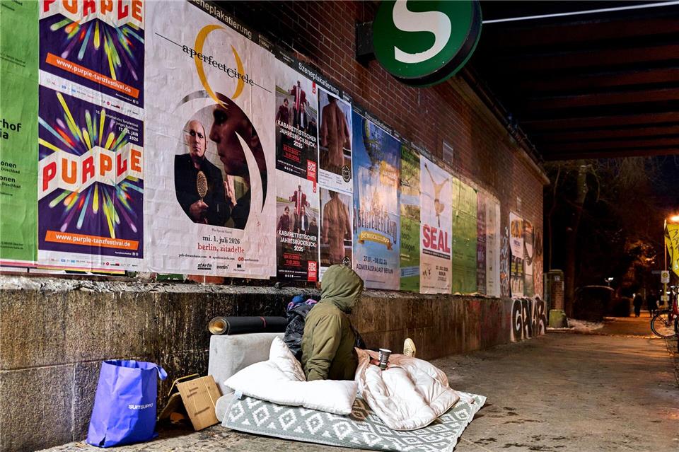 Bei eisigen Temperaturen haben mehr Menschen als sonst die Nummern der Kältehilfe gewählt, um Menschen auf der Straße zu helfen. (Symbolbild)Michael Ukas/dpa