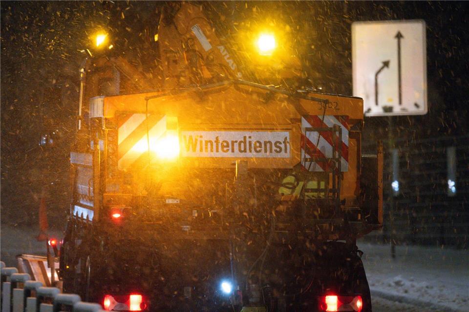 Bei eisigen Temperaturen sorgt der Winterdienst für Sicherheit auf den Straßen. (Archivbild)Robert Michael/dpa