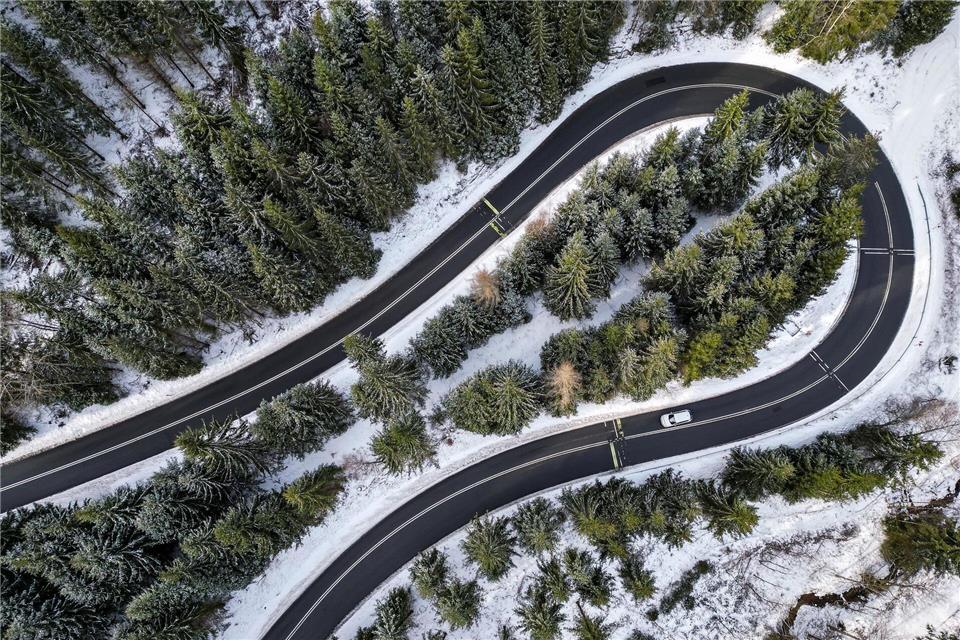 Bei engen Kurven gilt: Tempo rausnehmen.picture alliance/dpa