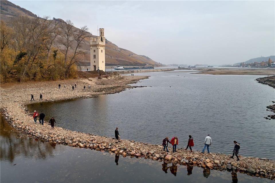 Bei extremem Niedrigwasser wie 2018 ist der Mäuseturm auch mal zu Fuß erreichbar gewesen. (Archivfoto)Thomas Frey/dpa