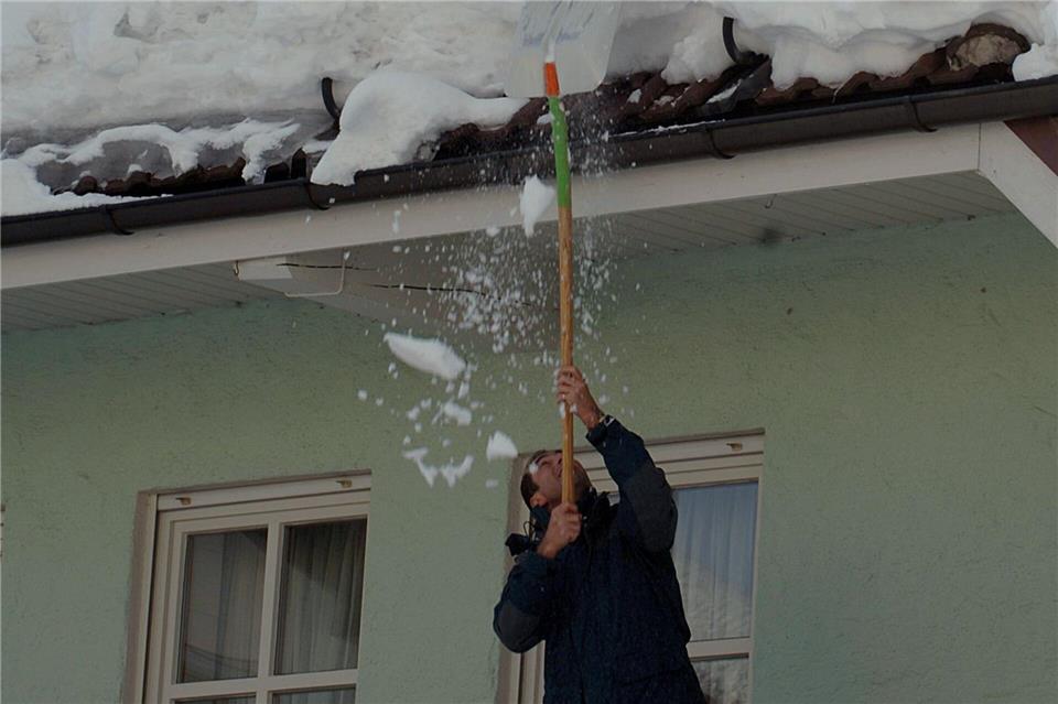 Bei fast allen Häusern musste irgendwie der Schnee vom Dach entfernt werden. (Archivbild)Armin Weigel/dpa