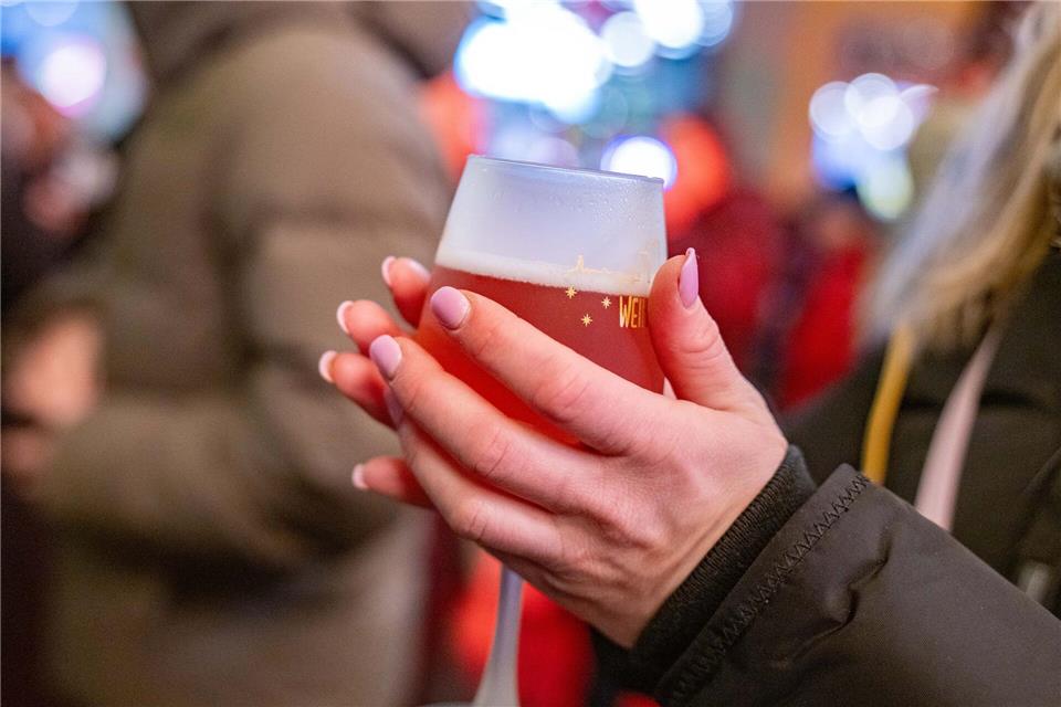 Bei frostigen Temperaturen am Wochenende wärmten sich viele Weihnachtsmarktbesucher mit Glühwein auf.Benjamin Westhoff/dpa