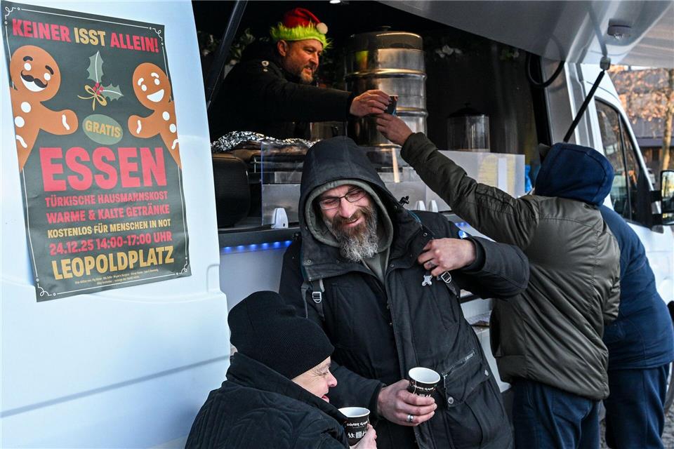 Bei frostigen Temperaturen bekamen die Gäste auch warme Getränke.Jens Kalaene/dpa