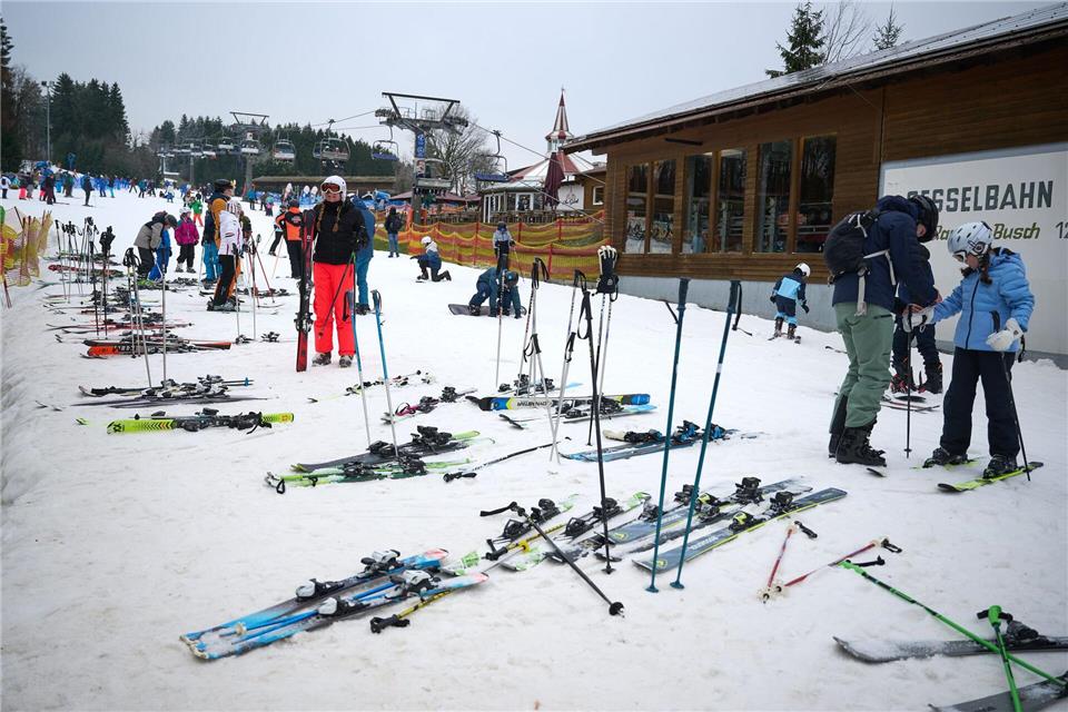 Bei frostigen Temperaturen hat die Saison in den Skigebieten des Sauerlands begonnen. (Archivbild)Bernd Thissen/dpa