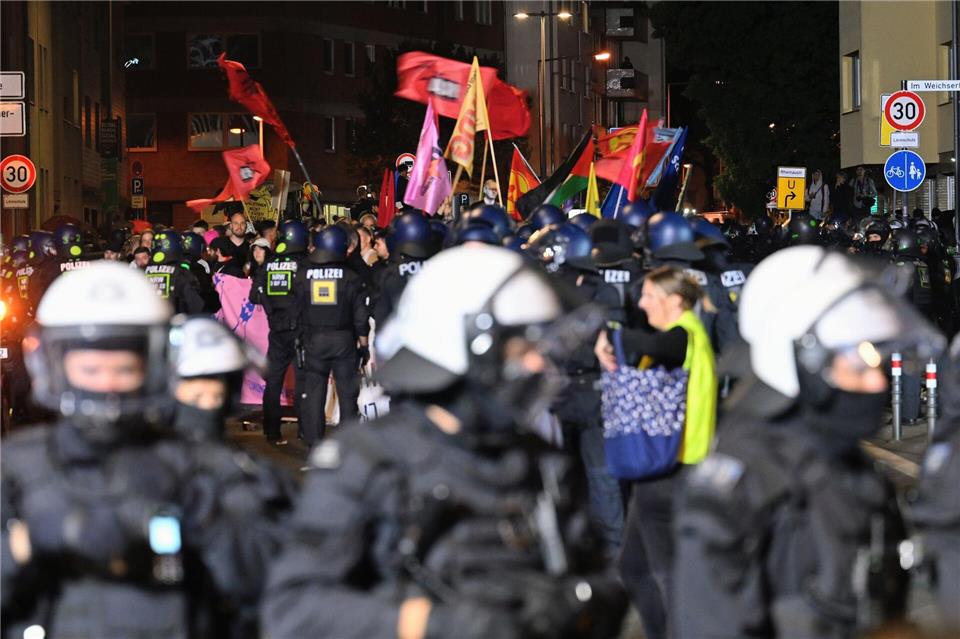 Bei gewalttätigen Auseinandersetzungen gab es verletzte Demonstranten und Polizisten.Henning Kaiser/dpa
