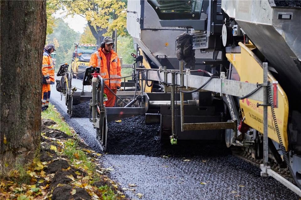 Bei gründlichen Straßensanierungen können Kommunen in Hessen von den Anwohnern zusätzliches Geld verlangen. (Symbolbild)Joerg Carstensen/dpa