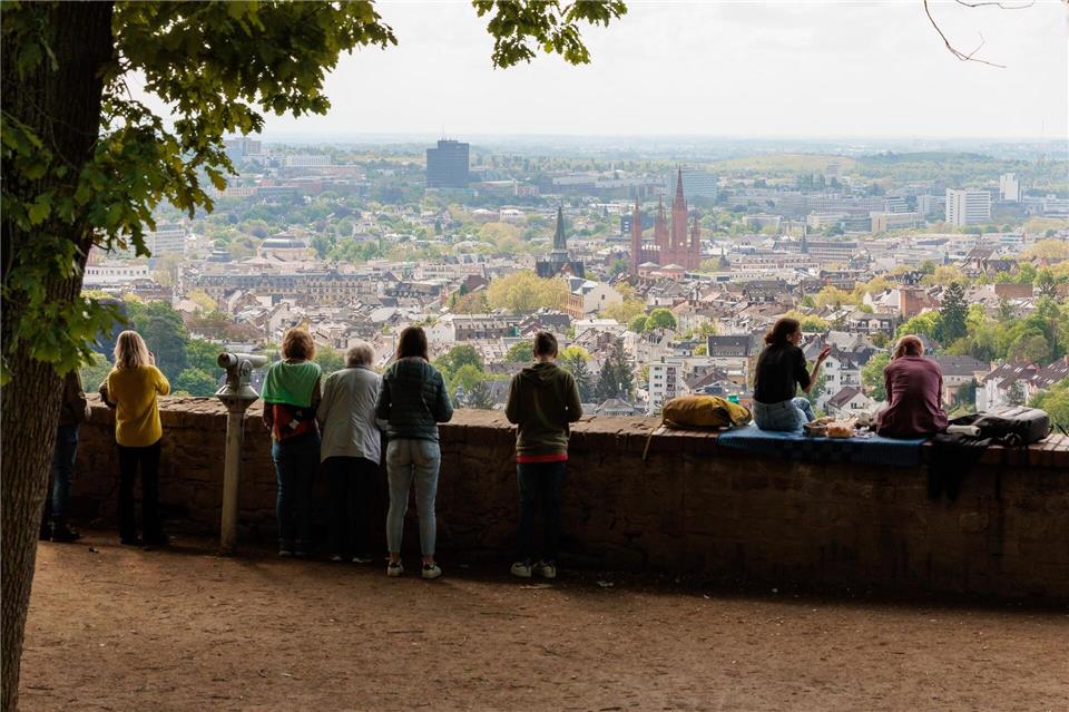 Bei gutem Wetter lässt sich der Tag auf dem Neroberg in Wiesbaden bei traumhafter Aussicht ausklingen. (Archivbild)Jörg Halisch/dpa