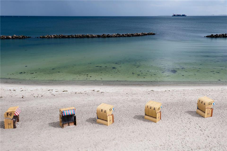 Bei gutem Wetter zieht es viele Urlauber an die Küsten von Nordsee und Ostsee in Schleswig-Holstein.Frank Molter/dpa