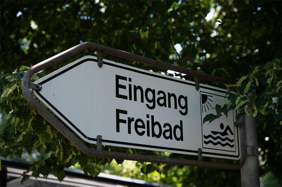 Bei heißem Wetter finden viele den Weg ins Freibad (Symbolbild) Swen Pförtner/dpa