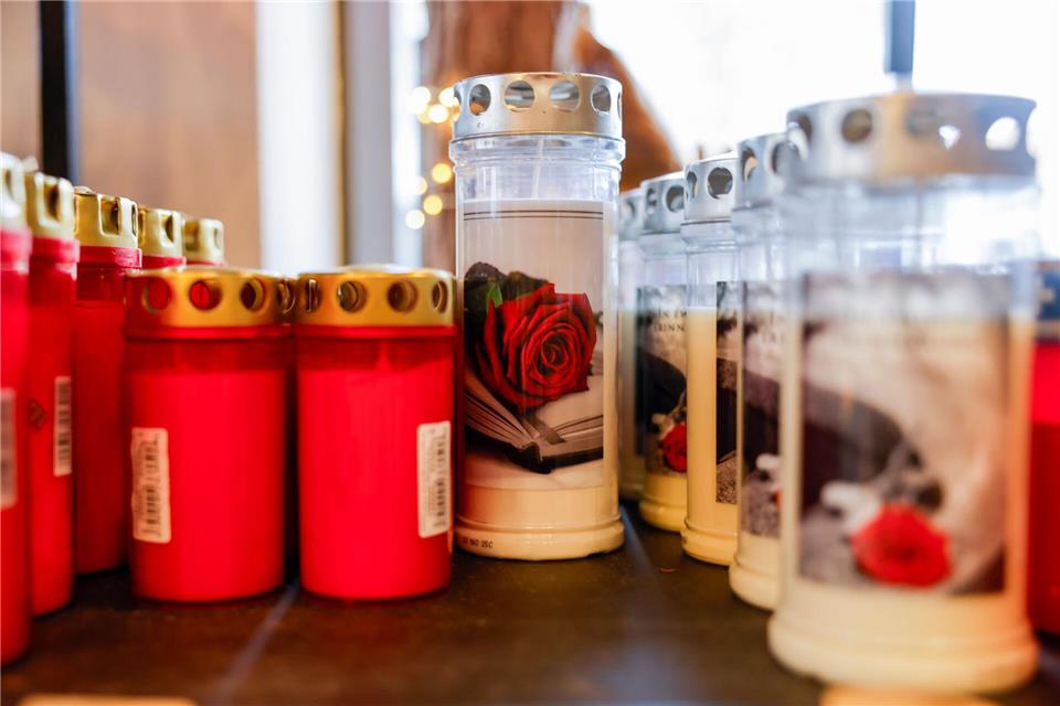 Bei herkömmlichen Grablichtern ist die Nachfrage gesunken. LED-Grablichter sind hingegen stärker gefragt, weil sie länger halten. Thomas Banneyer/dpa