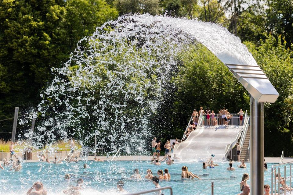 Bei hohen Temperaturen bietet etwa das Kölner Stadionbad Abkühlung.Rolf Vennenbernd/dpa