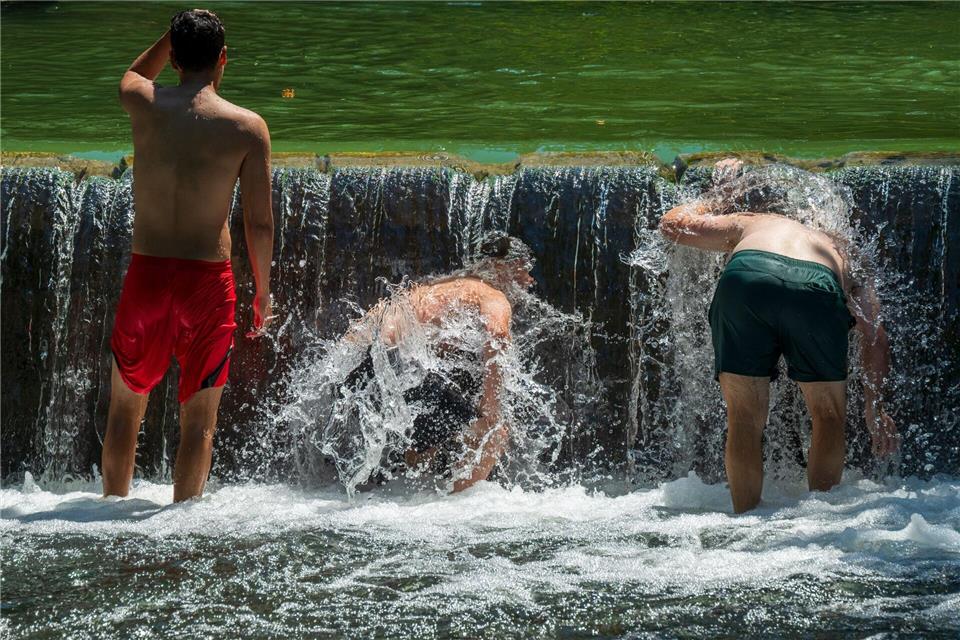 Bei hohen Temperaturen laden Stadtbäche zur Abkühlung ein - in Ismaning gibt es nun eine Warnung. (Symbolbild)Peter Kneffel/dpa