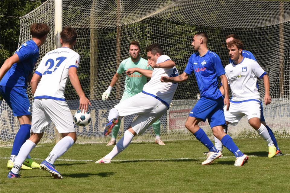 Bei hohen Temperaturen lief der neue Gemener Spielertrainer Tim Winking (Nummer 8) am Samstag zum ersten Mal im Westfalia-Trikot auf und erzielte beim 6:1 (3:1) gegen den TuS Stenern auch gleich seinen ersten Treffer.