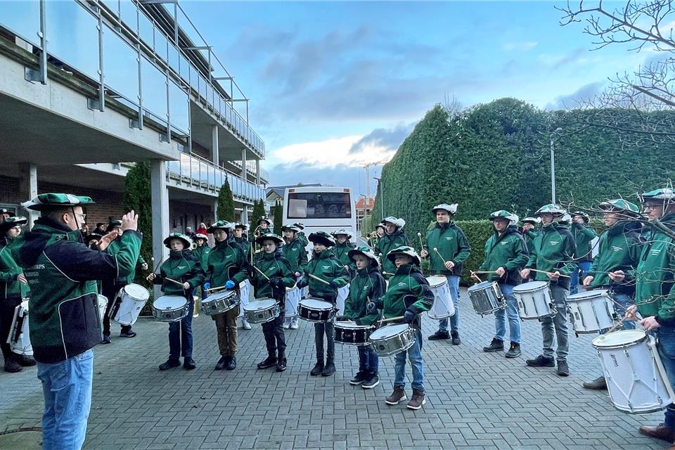 Bei ihrem Auftritt am Betreuten Wohnen an der Gartenstraße wurden die Musiker von den Bewohnern begeistert erwartet.