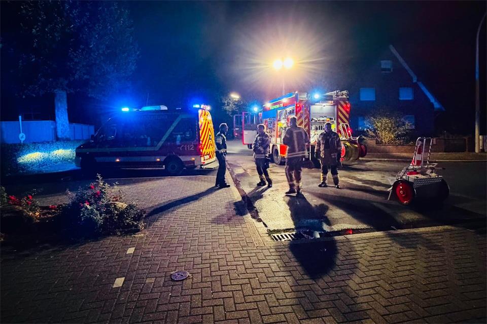 Bei ihrem Einsatz durchsuchten die Feuerwehrleute das Seniorenheim um einen möglichen Brand ausfindig zu machen. 