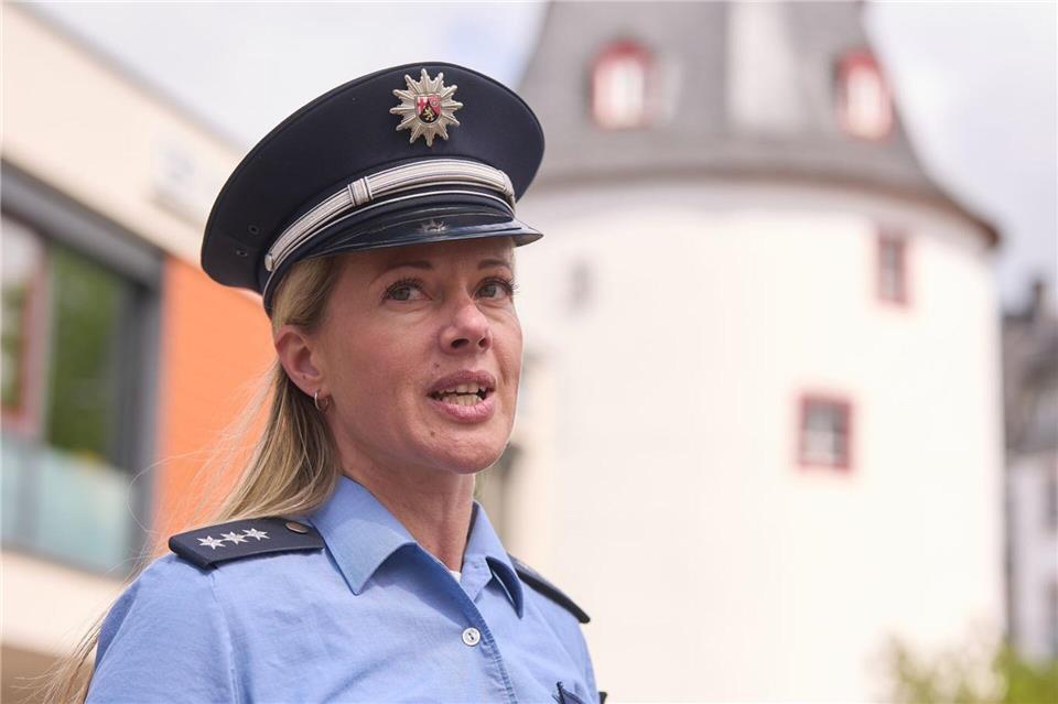 Dorfsheriff 2.0? So arbeitet der Bezirksdienst der Polizei Bei ihren Rundgängen kommt Anne Münker auch mit Menschen ins Gespräch.Thomas Frey/dpa
