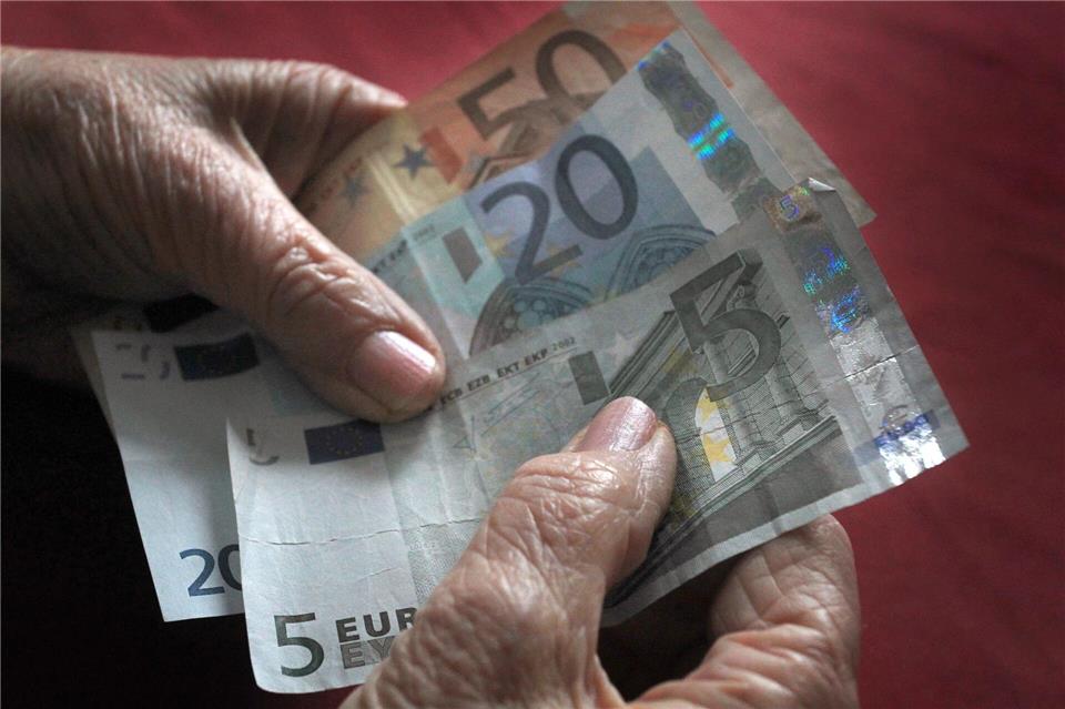 Bei immer mehr Rentnerinnen und Rentner sieht es finanziell sehr knapp aus. (Symbolbild) Karl-Josef Hildenbrand/dpa