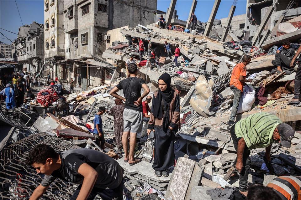 Bei israelischen Angriffen im Gazastreifen starben nach Angaben aus medizinischen Kreisen mindestens 50 Menschen. Abed Rahim Khatib/dpa