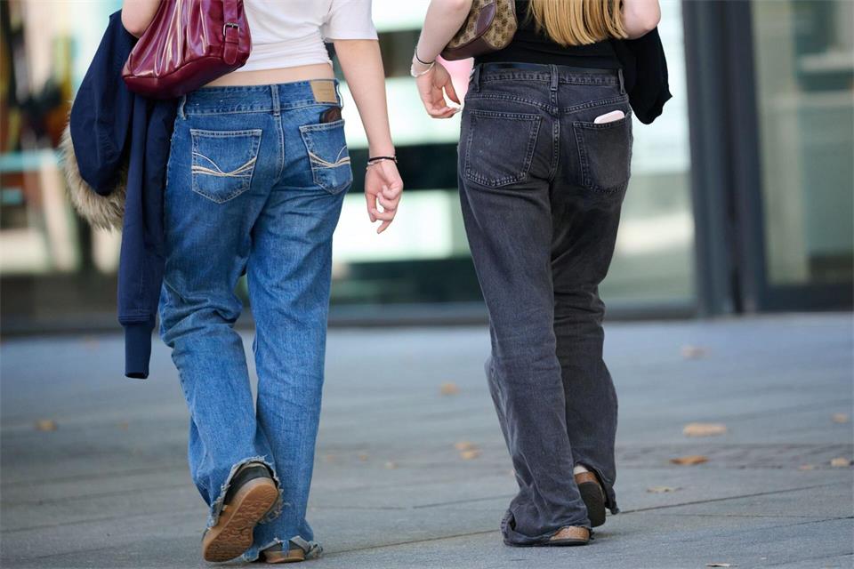 Bei jungen Frauen sind Hüfthosen - sogenannte Low-Rise-Jeans - wieder angesagt.Katharina Kausche/dpa