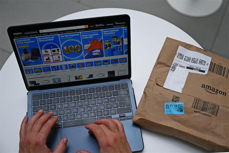 Bei keinem anderen Online-Händler bestellen Kunden so viel wie bei Amazon.Michael Brandt/dpa