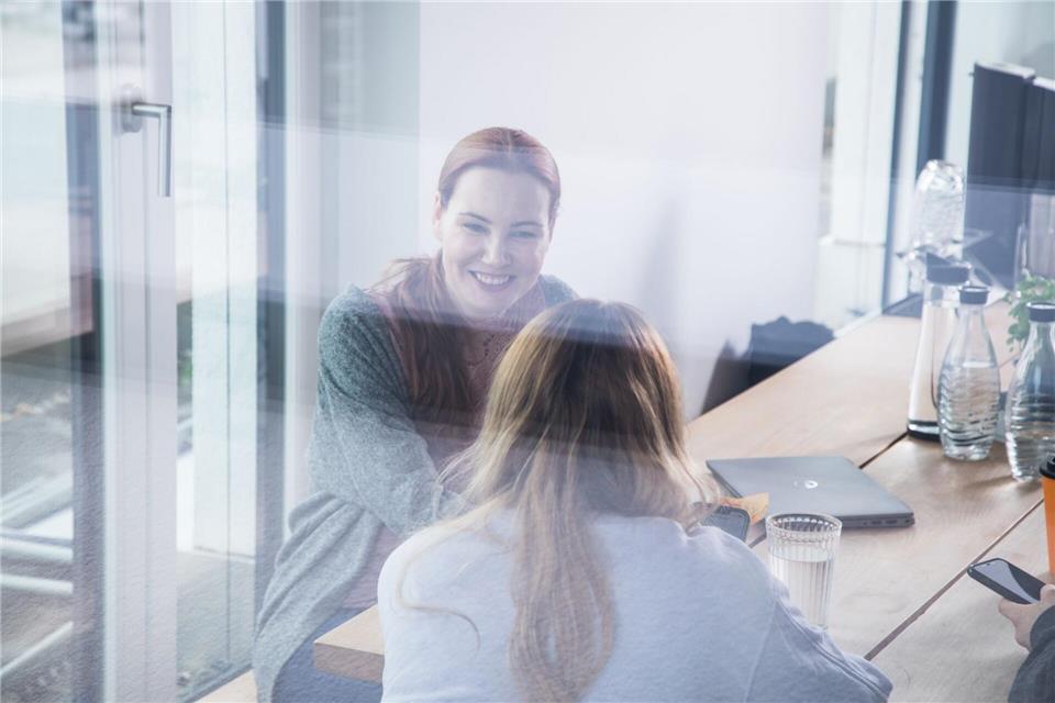Bei kleineren Veränderungen im Arbeitsalltag kann es helfen, Kolleginnen oder Kollegen einzubeziehen.picture alliance / dpa-tmn