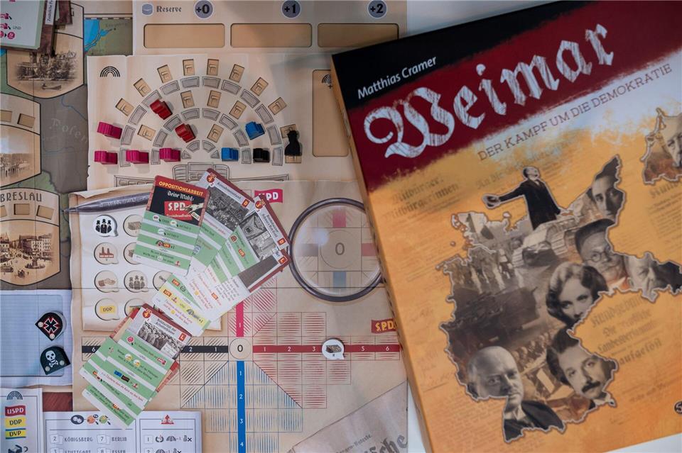 Bei komplexeren Spielen wie „Weimar: Der Kampf um die Demokratie“ empfiehlt es sich, einen regelsicheren Spieler zum Erklären zu haben.Fabian Strauch/dpa