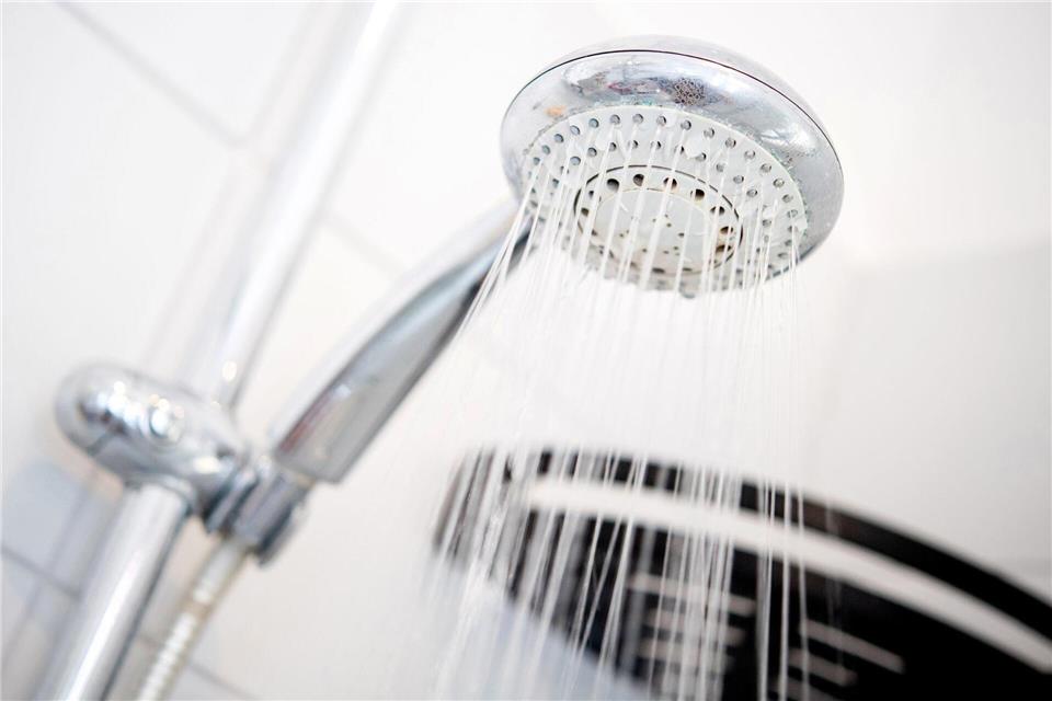 Bei längerer Abwesenheit sollte man Nachbarn, Freunde und Co. finden, die mal das Wasser laufenlassen.Hauke-Christian Dittrich/dpa