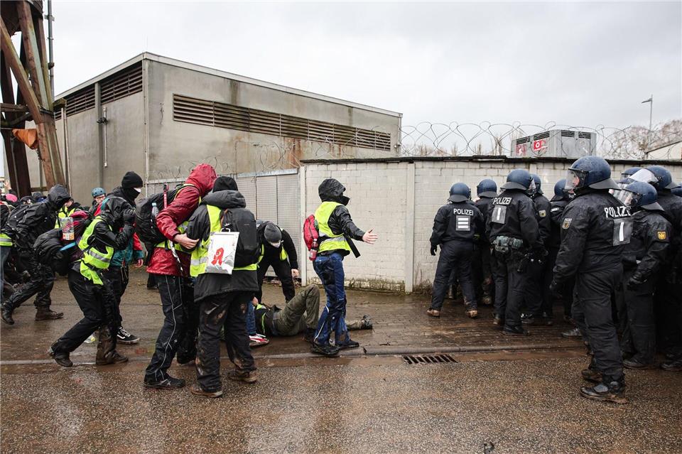 Bei manchen Polizeieinsätzen kommt es auch zu Gewalt, etwa bei den Protesten gegen die Neugründung der AfD-Jugendorganisation in Gießen Ende November 2025. (Archivbild)Hannes P. Albert/dpa