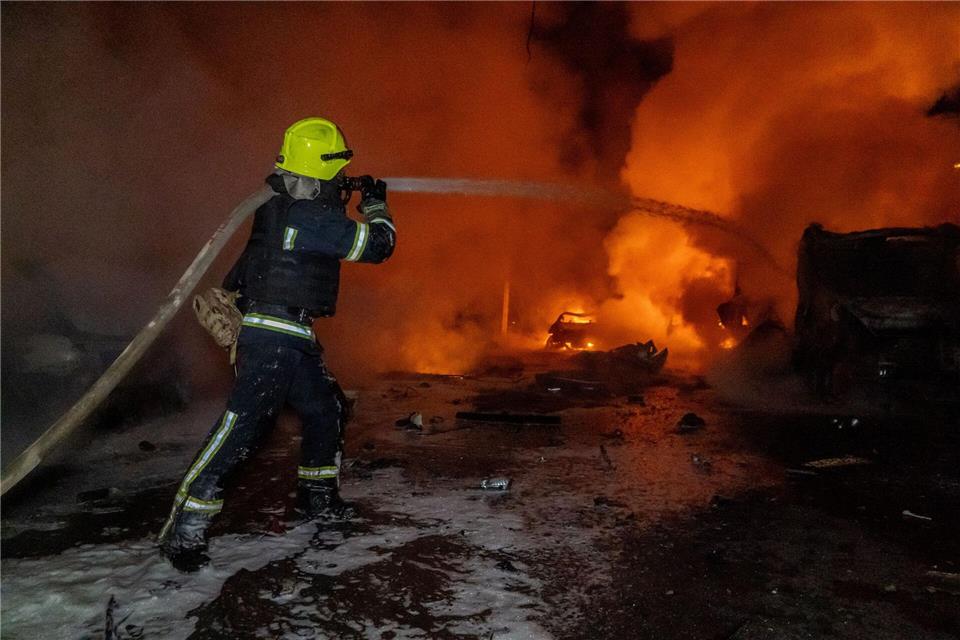 Bei massiven russischen Angriffen mit Raketen und Drohnen sind in der Ukraine viele Menschen getötet und Dutzende weitere verletzt worden.Andrii Marienko/AP/dpa
