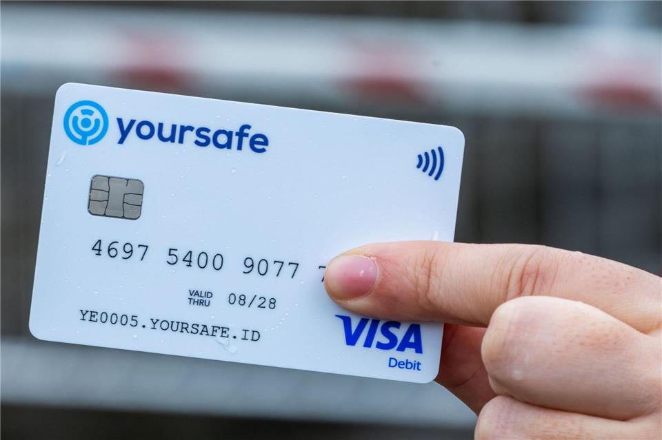 Bei mehreren Initiativen in MV können Asylbewerber Gutscheine in Bargeld umtauschen. Damit unterlaufen sie einen Grund für die Einführung der Karte. (Symbolbild) Jens Büttner/dpa