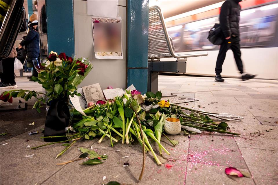 Bei mehreren Veranstaltungen wurde am Sonntag an der U-Bahnstation Wandsbek Markt in Hamburg der getöteten Asal gedacht.dpa