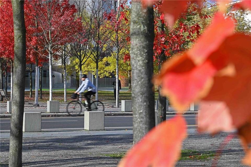 Bei milden Temperaturen und einigen Wolken bleibt es in den kommenden Tagen trocken. (Symbolbild)Alicia Windzio/dpa