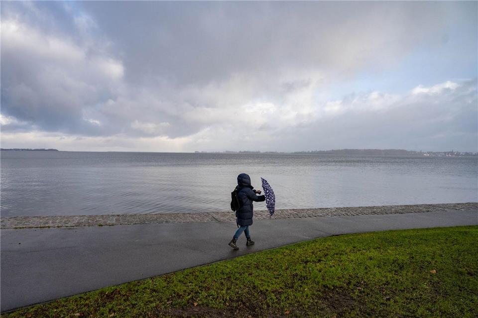 Bei milden Temperaturen zeigt sich das Wetter wechselhaft. (Archivfoto)Stefan Sauer/dpa