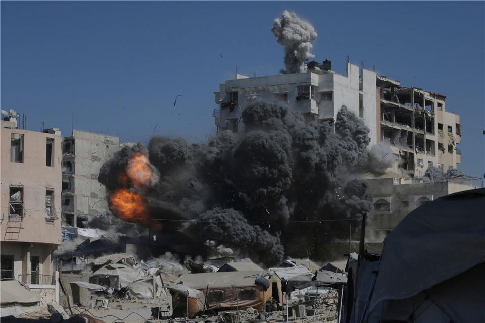 Bei neuen Angriffen des israelischen Militärs im Gazastreifen sind Berichten zufolge mindestens 39 Menschen getötet worden. Yousef Al Zanoun/AP/dpa