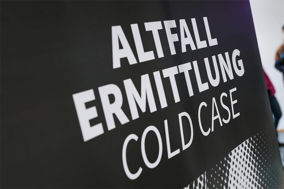 Bei neuen Erkenntnissen oder Hinweisen nimmt die Polizei bei Cold Cases die Ermittlungen wieder auf. (Symbolbild)Daniel Löb/dpa