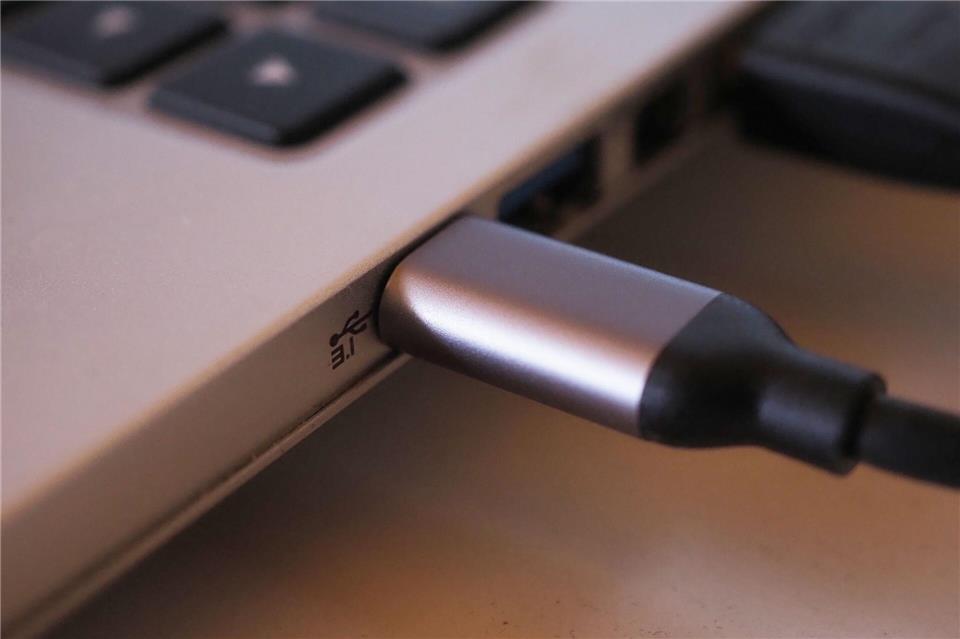 Bei neuen Laptops muss künftig in der EU ein USB-C-Kabel zum Aufladen anschließbar sein.Georg Hilgemann/dpa