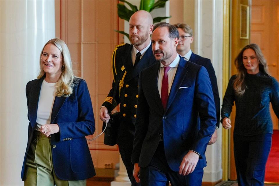 Bei öffentlichen Terminen sah man Mette-Marit (links) im Frühjahr manchmal mit Sauerstoffgerät. Die Kronprinzessin leidet an einer schweren Lungenkrankheit. (Archivbild)Lise Åserud/NTB Pool/dpa