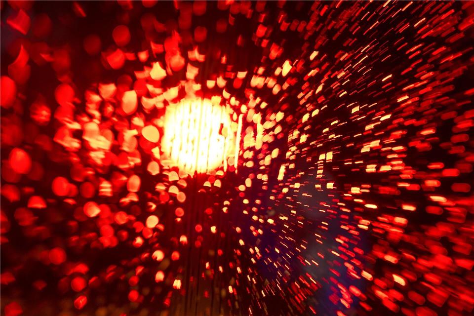 Bei roter Ampel fuhr der E-Scooter auf die Kreuzung zu. (Symbolbild)Felix Kästle/dpa