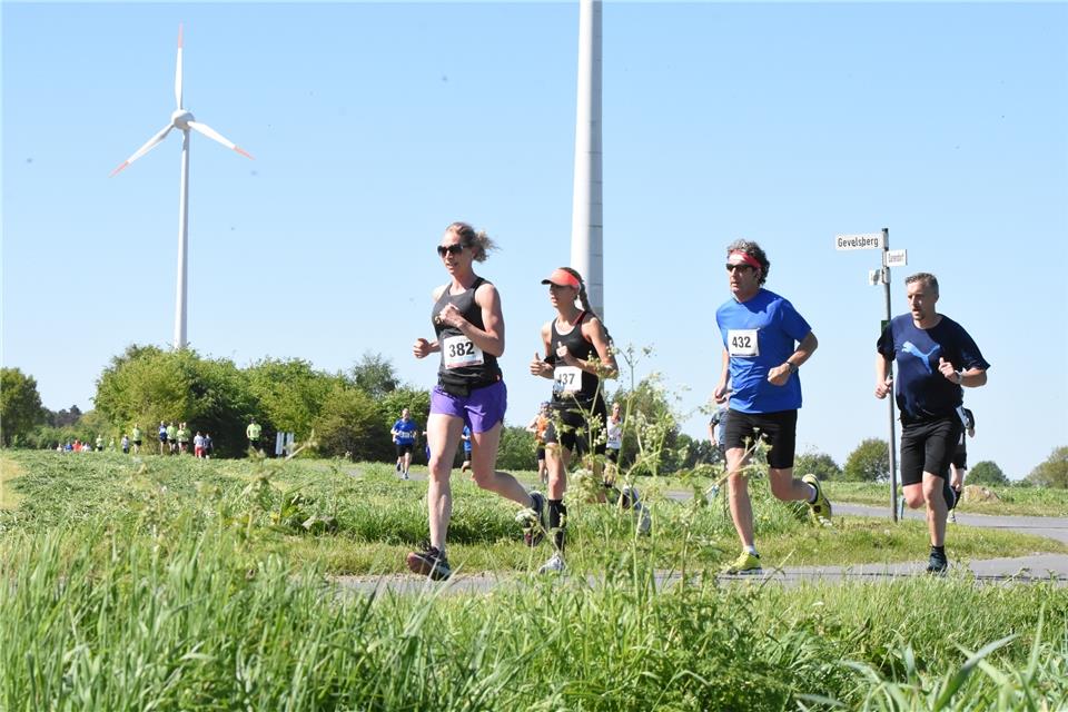 Bei rund 25 Grad Celsius ging‘s für die Zehn-Kilometer auf die große Runde durch die landschaftlich reizvolle hohe Mark. 