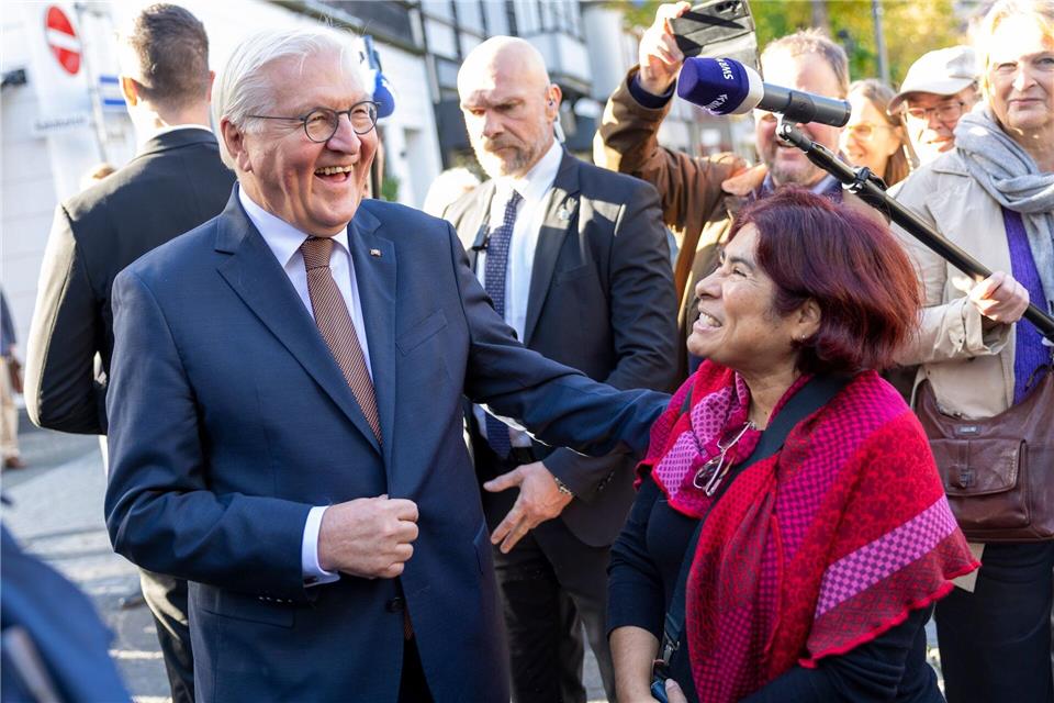 „So ein hoher Besuch“ - Andernach freut sich über Steinmeier Bei schönem Wetter gab es immer wieder Zeit für GesprächeThomas Banneyer/dpa