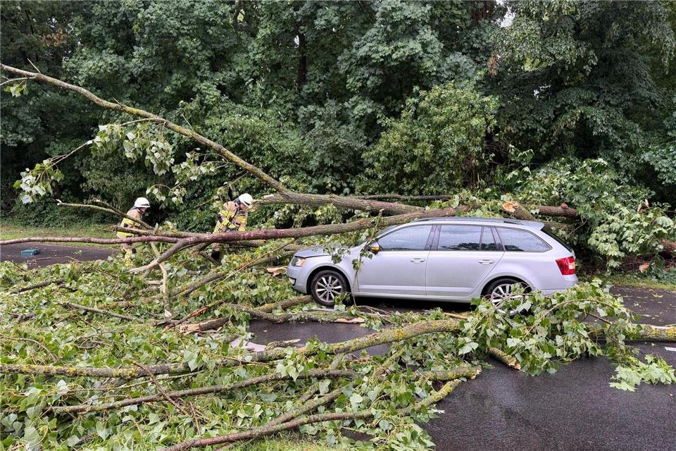 Bei schweren Gewittern in Nordrhein-Westfalen kamen auch Autos zu Schaden. Daniel Evers/WupperVideo/dpa