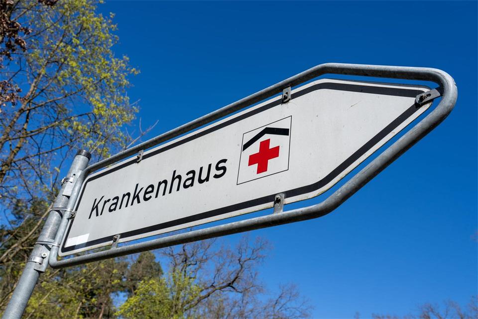 Bei schweren Symptomen vor allem nach einer Reise kann eine stationäre Behandlung nötig sein.Soeren Stache/dpa