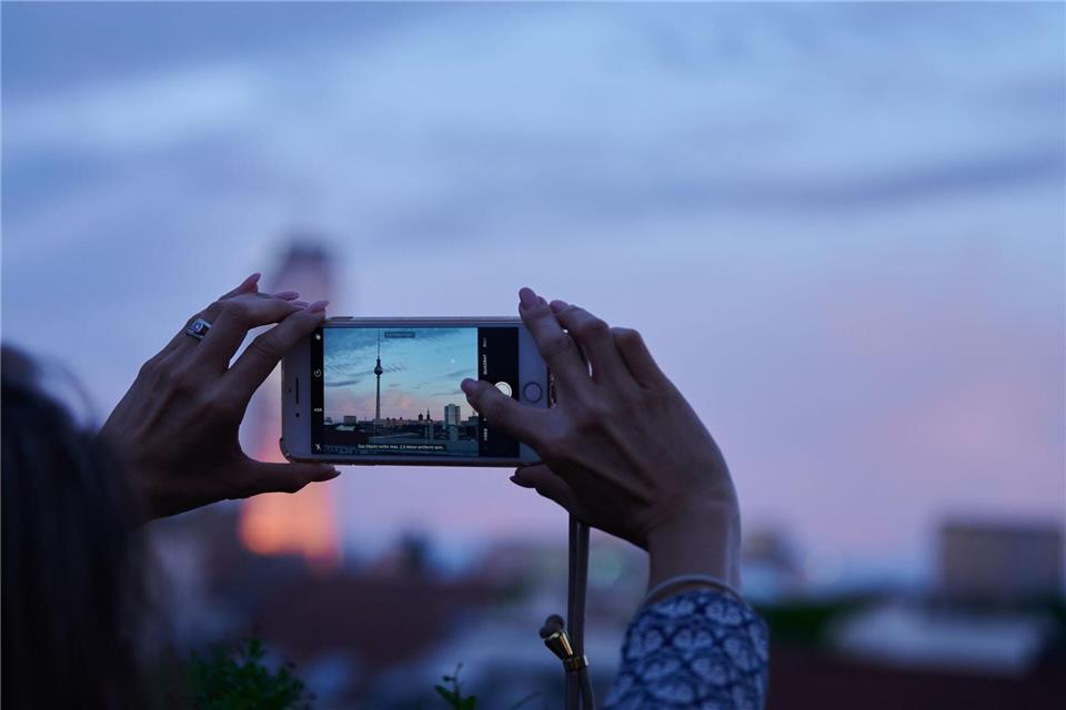 Bei schwierigen Lichtverhältnissen kann die Smartphone-Kamera schon mal an ihre Grenzen stoßen.picture alliance/dpa