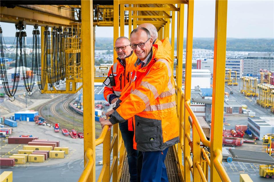 Bei seinem Antrittsbesuch bei der Bremer Landesregierung hat Bundeskanzler Friedrich Merz den Hafen in Bremerhaven besichtigt. Sina Schuldt/dpa Pool/dpa