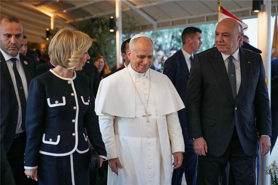 Bei seinem Besuch im Libanon traf Papst Leo XIV. den Präsidenten des krisengeschüttelten Landes, Joseph Aoun (r.). Hussein Malla/AP/dpa
