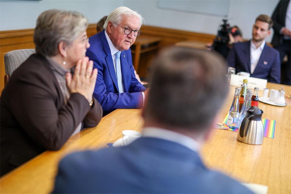 Bei seinem Besuch in Hattingen traf Steinmeier sich auch Kommunalpolitiker der Ruhrgebietsstadt. Christoph Reichwein/dpa