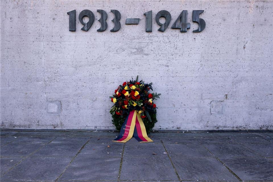 Bei seinem Besuch legte Weimer einen Kranz am Internationalen Mahnmal nieder. Sven Hoppe/dpa